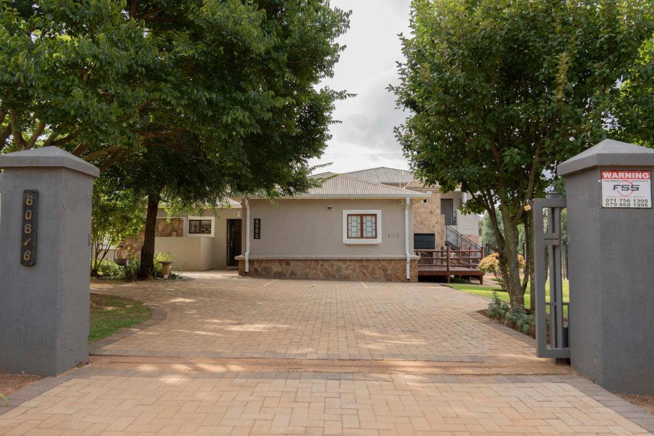 Rueby'S Guesthouse Dullstroom Bagian luar foto