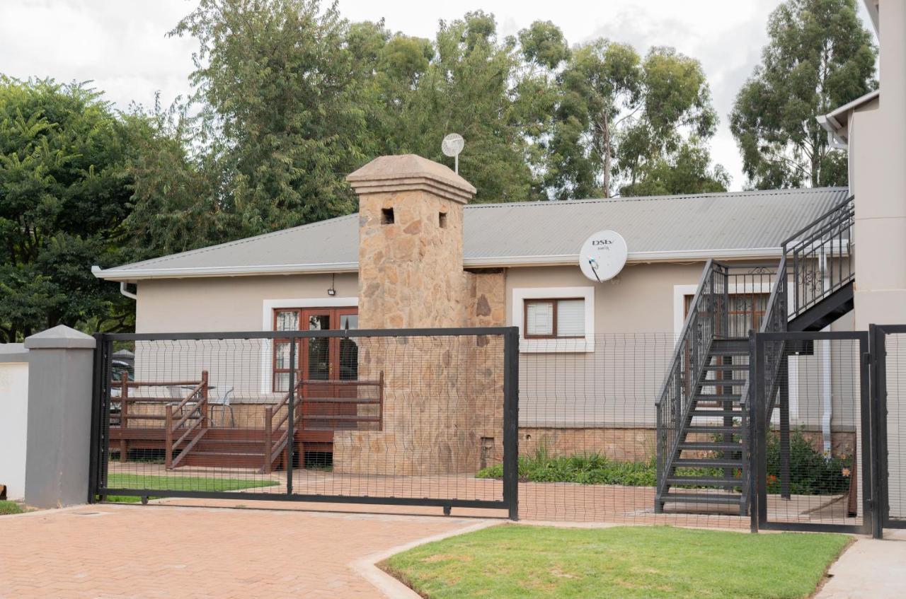 Rueby'S Guesthouse Dullstroom Bagian luar foto