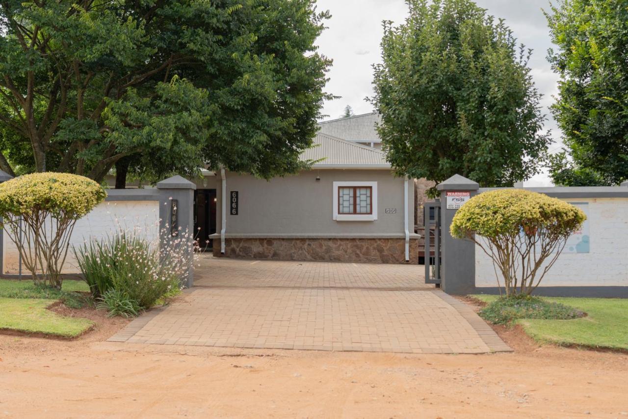Rueby'S Guesthouse Dullstroom Bagian luar foto